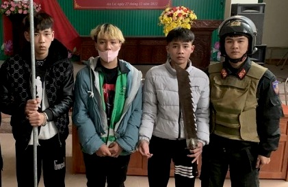 Tiểu đoàn Cảnh sát cơ động: Bàn giao 3 đối tượng mang vũ khí thô sơ cho Công an xã An Lư xử lý